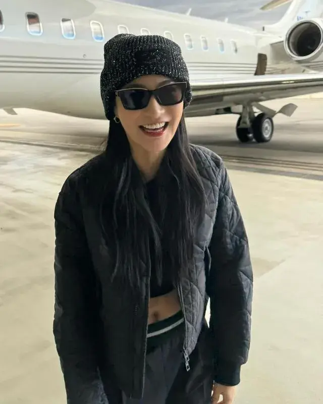 「電視女王」與丈夫搭私人飛機旅行！兩夫妻瘋狂打卡，「住15億豪宅」網友羨慕：視后家世顯赫