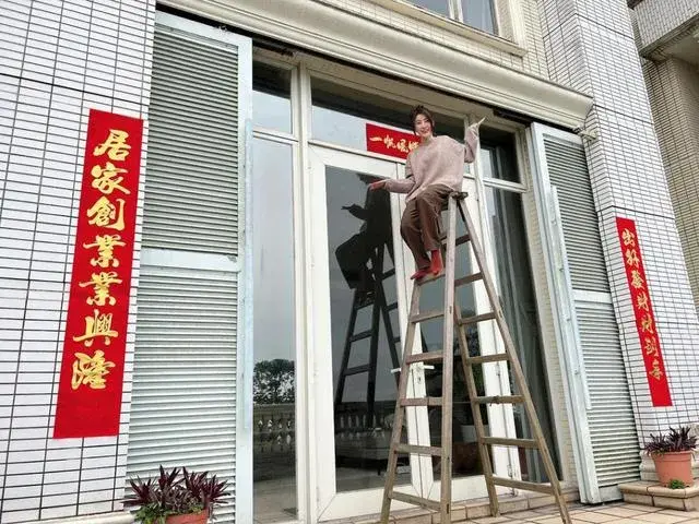 「電視女王」與丈夫搭私人飛機旅行！兩夫妻瘋狂打卡，「住15億豪宅」網友羨慕：視后家世顯赫