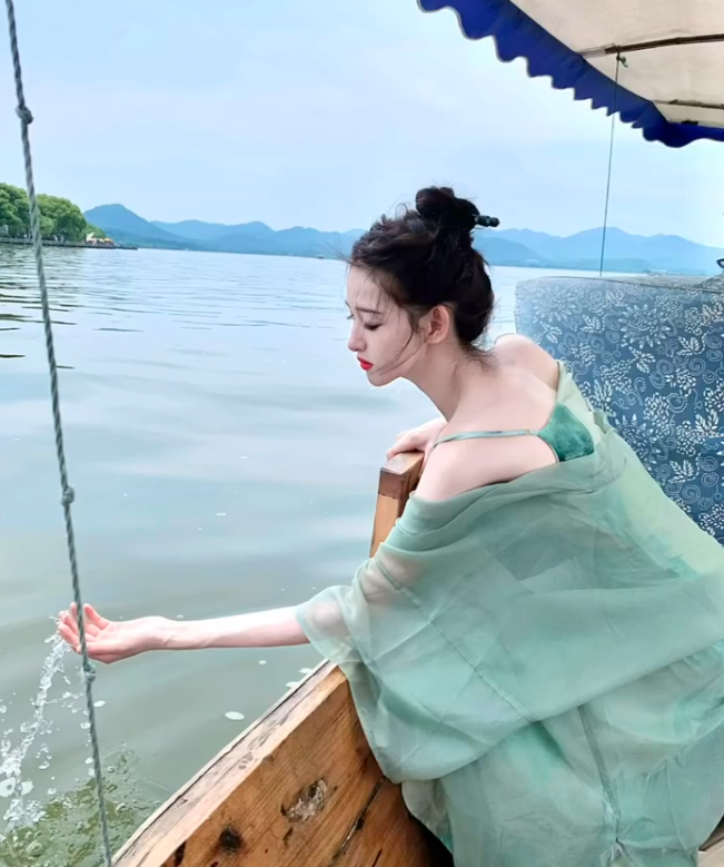 仙女的基因！她曬出「泛黃外婆老照片」五官美到不行　真實身份曝光「網友更驚訝」：太羨慕了