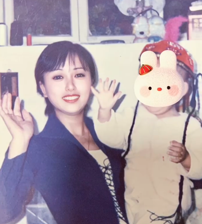 仙女的基因！她曬出「泛黃外婆老照片」五官美到不行　真實身份曝光「網友更驚訝」：太羨慕了