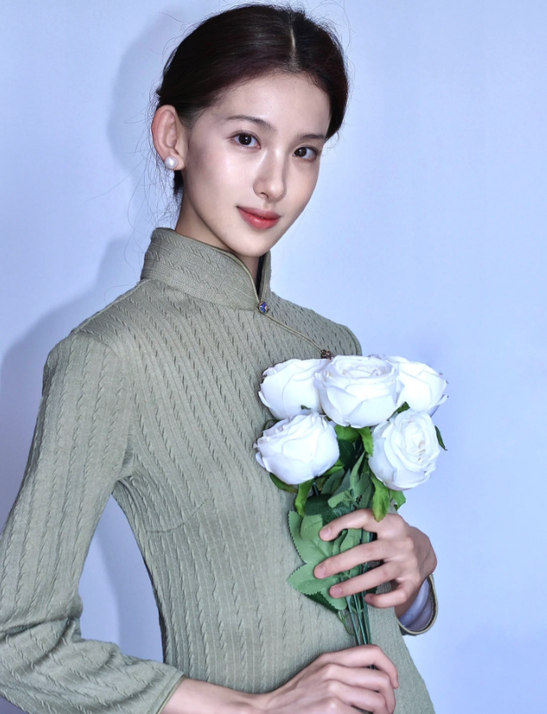 仙女的基因！她曬出「泛黃外婆老照片」五官美到不行　真實身份曝光「網友更驚訝」：太羨慕了