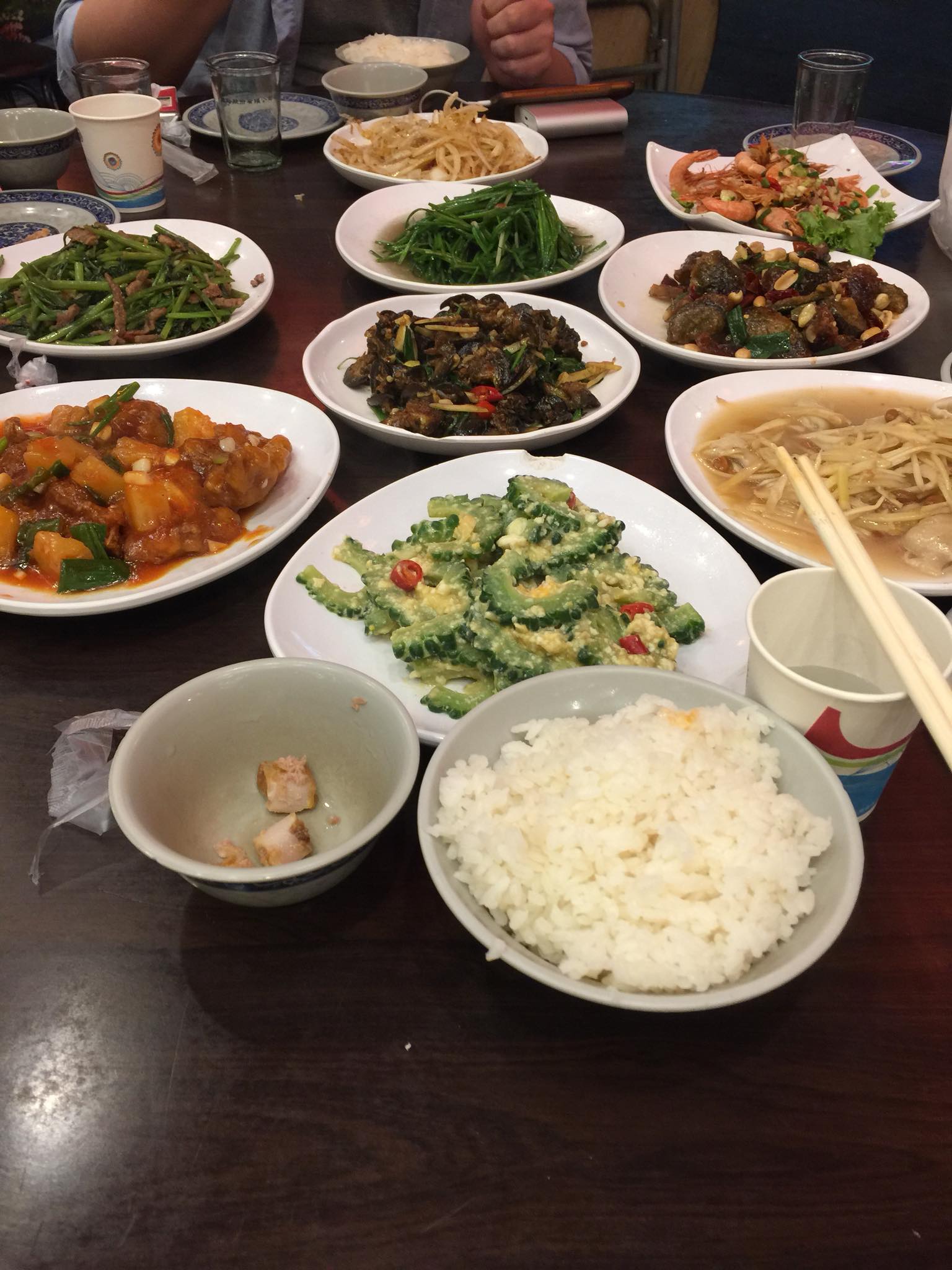 全家去姑姑店裡捧場！開心點了「19道菜＋酒水」　最後「看到帳單直接傻了」：我不知米價？