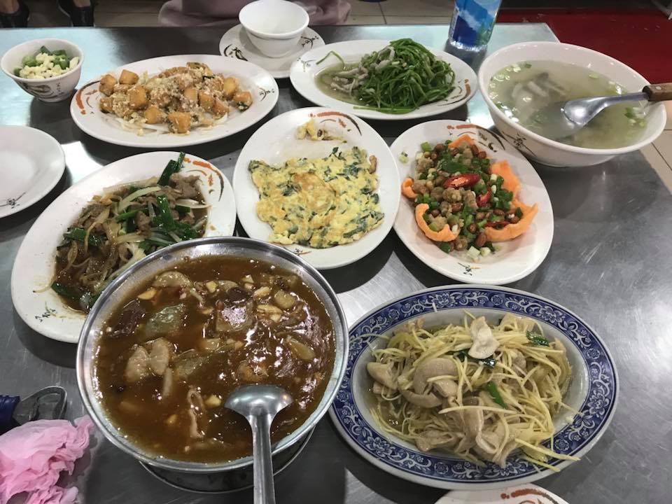 全家去姑姑店裡捧場！開心點了「19道菜＋酒水」　最後「看到帳單直接傻了」：我不知米價？