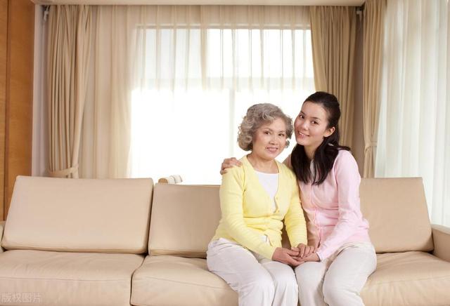 兒子長期出差！我住兒子家帶孫「意外撞見媳婦外遇了」　隔天我「煮了3道菜」挽救了兒子媳婦的婚姻