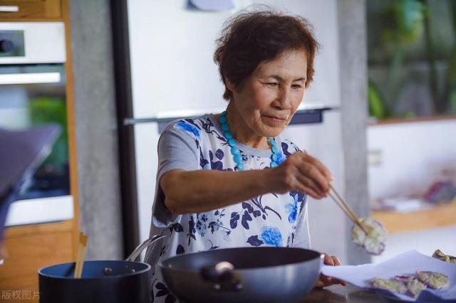 兒子長期出差！我住兒子家帶孫「意外撞見媳婦外遇了」　隔天我「煮了3道菜」挽救了兒子媳婦的婚姻