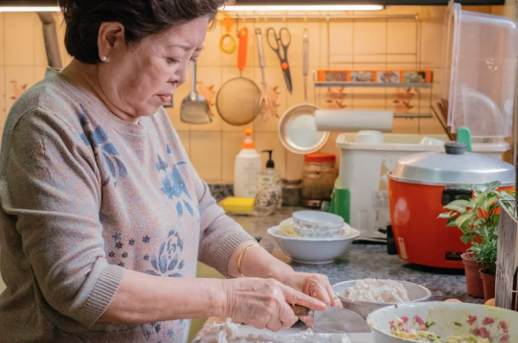 兒子長期出差！我住兒子家帶孫「意外撞見媳婦外遇了」　隔天我「煮了3道菜」挽救了兒子媳婦的婚姻