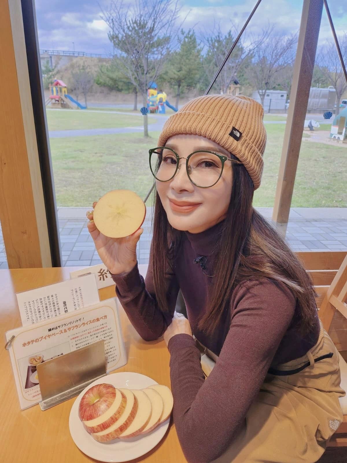 背後環抱他!陳美鳳「突曝光母子合照」藏滿滿洋蔥 讚他孝順有禮「竟是歌壇大咖」