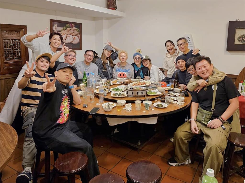 背後環抱他!陳美鳳「突曝光母子合照」藏滿滿洋蔥 讚他孝順有禮「竟是歌壇大咖」