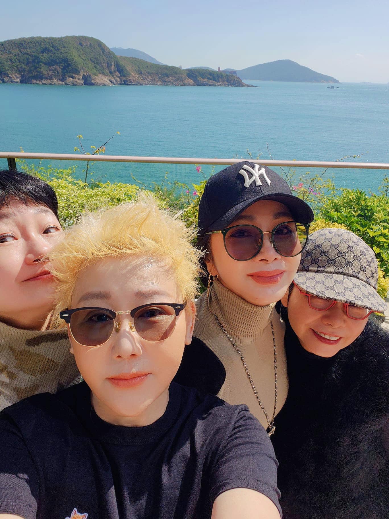 背後環抱他!陳美鳳「突曝光母子合照」藏滿滿洋蔥 讚他孝順有禮「竟是歌壇大咖」