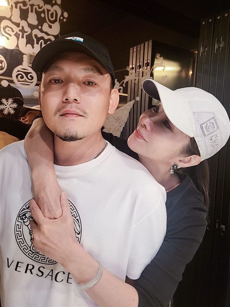 背後環抱他!陳美鳳「突曝光母子合照」藏滿滿洋蔥 讚他孝順有禮「竟是歌壇大咖」