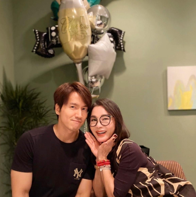 背後環抱他!陳美鳳「突曝光母子合照」藏滿滿洋蔥 讚他孝順有禮「竟是歌壇大咖」