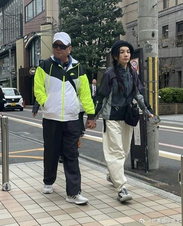 現身日本街頭！知名女星「和親爸十指緊扣」被嘲太親密　心疼喊「他只有一隻手」私下孝行曝