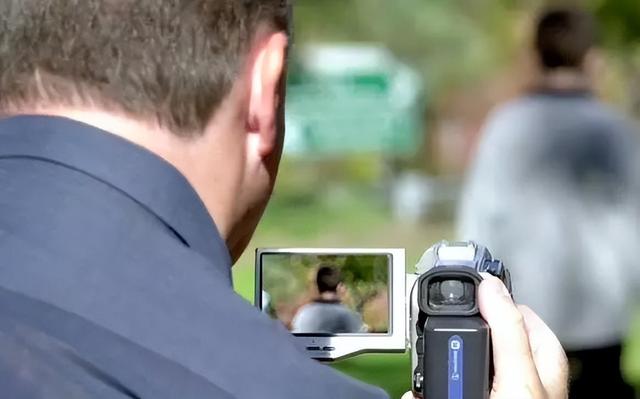 女兒是獨生女一直備受寵愛！她打來「哭說女婿出軌」　陪她去抓姦「看到女婿出軌對象」我賞女兒一巴掌