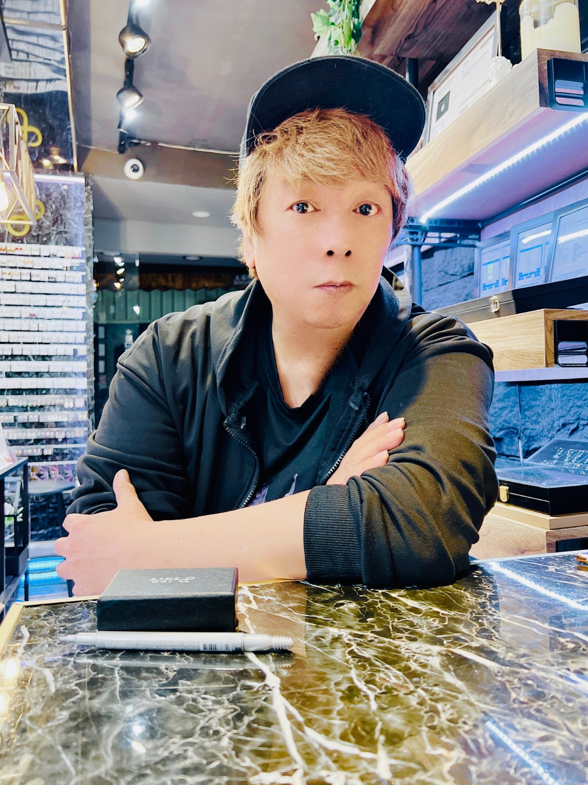 父母雙亡兄弟鬩牆！66歲曹西平「寒冬獨守小店面」　台語歌后「無預警上門獻暖」揭45年好交情