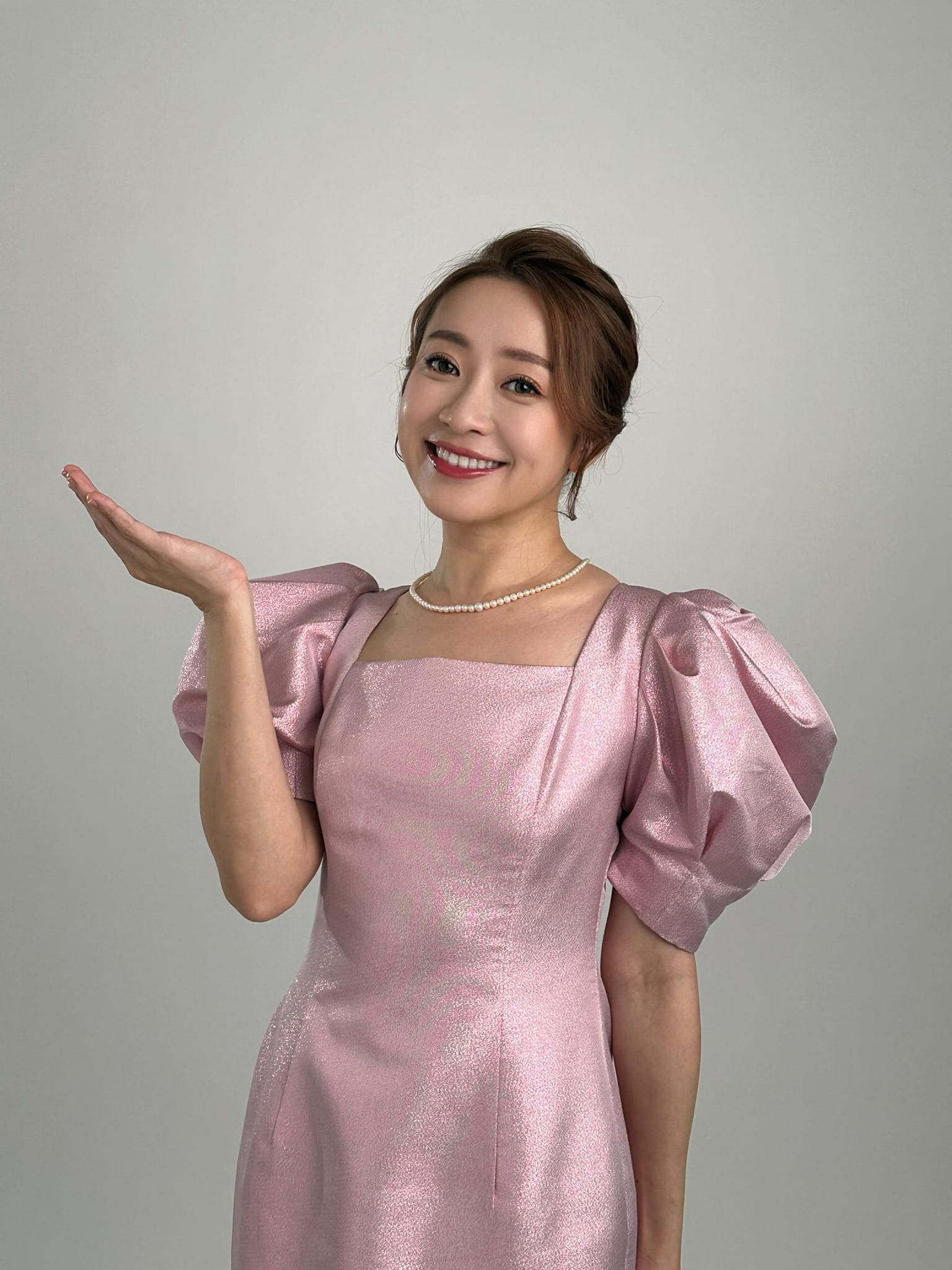 女星出殯火化！老母親靈堂「痛哭癱軟」需眾人攙扶　她緊抱棺木送別：「最後一次擁抱」