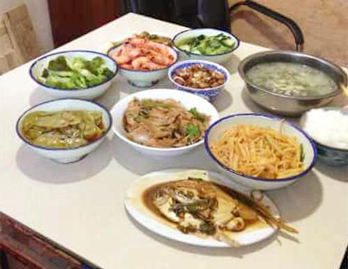 鄰居孩子天天來蹭飯！總挑「最好的菜吃」我生氣又無奈　下班後「看了一眼臥室」果斷與鄰居絕交
