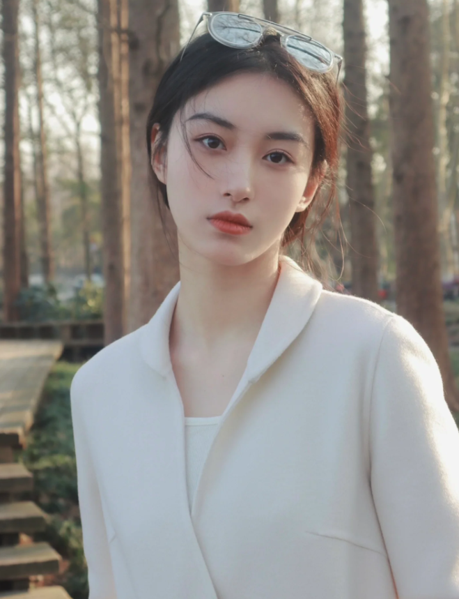來自過去的浪漫!網路瘋傳「復古黑白老照片」韻味十足 真實身分曝光「優雅仙氣模樣」美翻