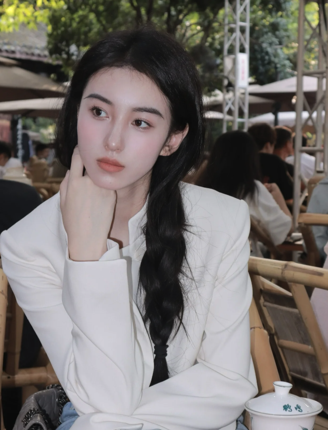 來自過去的浪漫!網路瘋傳「復古黑白老照片」韻味十足 真實身分曝光「優雅仙氣模樣」美翻