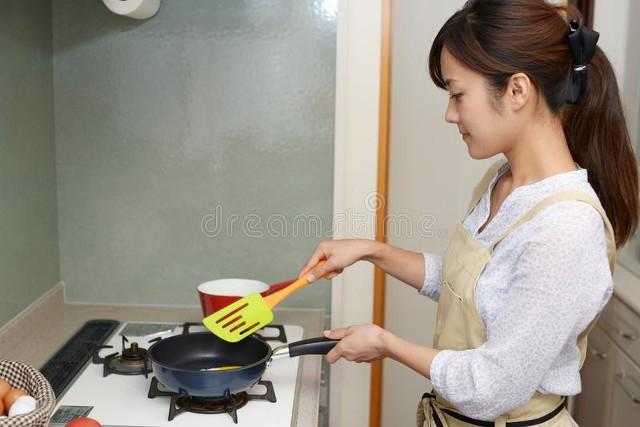 婆婆把所有家事都交給我！有天她「只給500塊買菜」要做給一家人吃　我收下後「端10幾道菜上桌」婆婆看傻