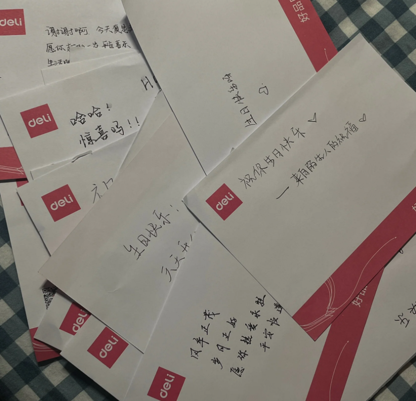 我生日請大家吃糖!她生日放紙板「請陌生人吃糖果」 回禮收到「厚厚一疊小紙條」看完感動爆哭