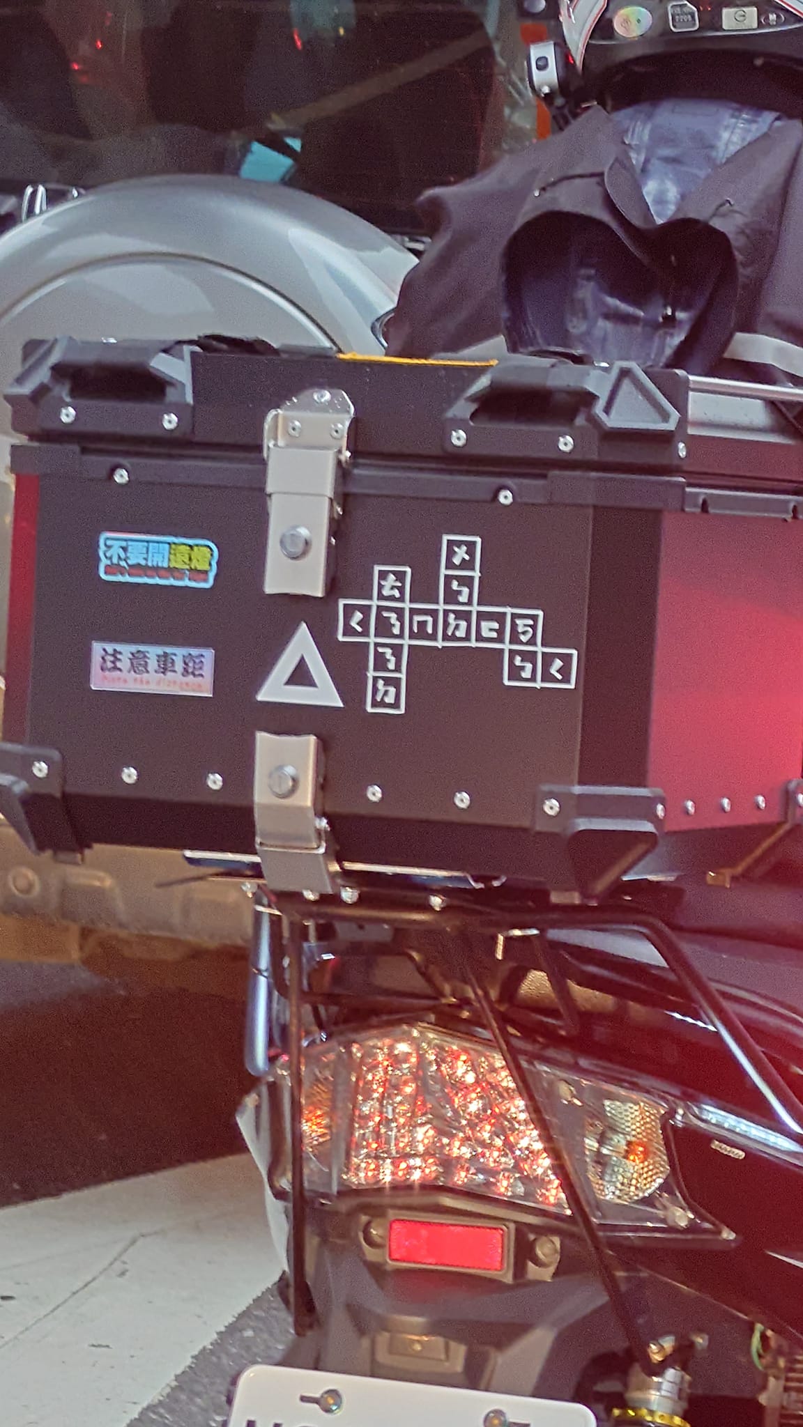 停紅綠燈見前方機車貼「ㄨㄅㄉ」！「5句正解出爐」網笑翻：只有台灣人才懂