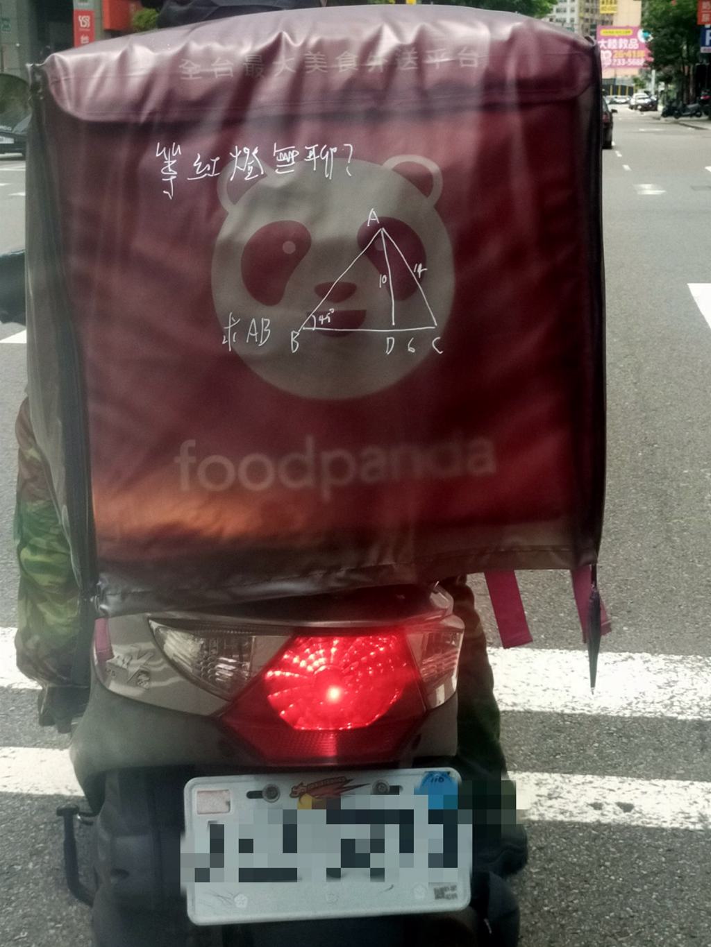 停紅綠燈見前方機車貼「ㄨㄅㄉ」！「5句正解出爐」網笑翻：只有台灣人才懂