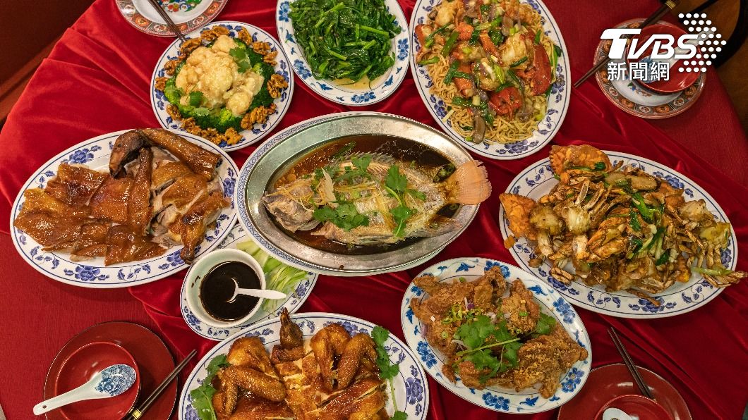 還沒嫁進門！她被要求「一起圍爐幫煮飯」氣問誰規定？男友堅稱「我媽說是習俗」網酸爆