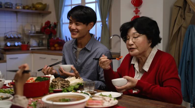 還沒嫁進門！她被要求「一起圍爐幫煮飯」氣問誰規定？男友堅稱「我媽說是習俗」網酸爆
