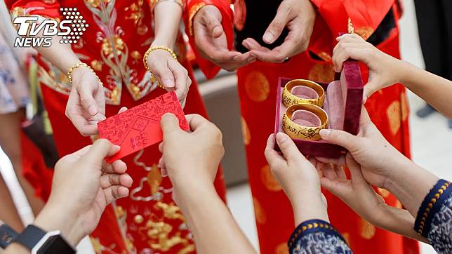 還沒嫁進門！她被要求「一起圍爐幫煮飯」氣問誰規定？男友堅稱「我媽說是習俗」網酸爆