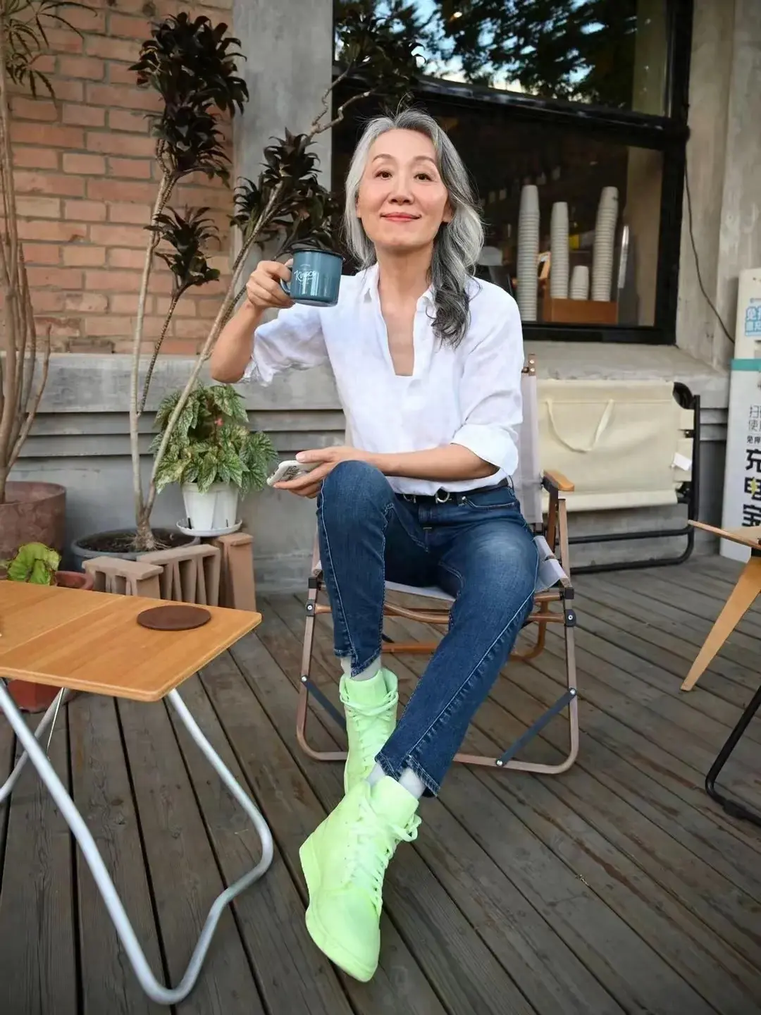 63歲時尚奶奶黃雪麗：不染白髮的自然美，年輕心態驚艷眾人！