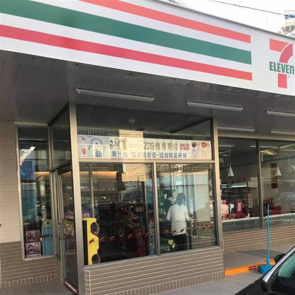 便利商店外「多一間玻璃屋」功能是啥？民眾抱怨麻煩「還要開兩次門」店員出面解答：不只防搶