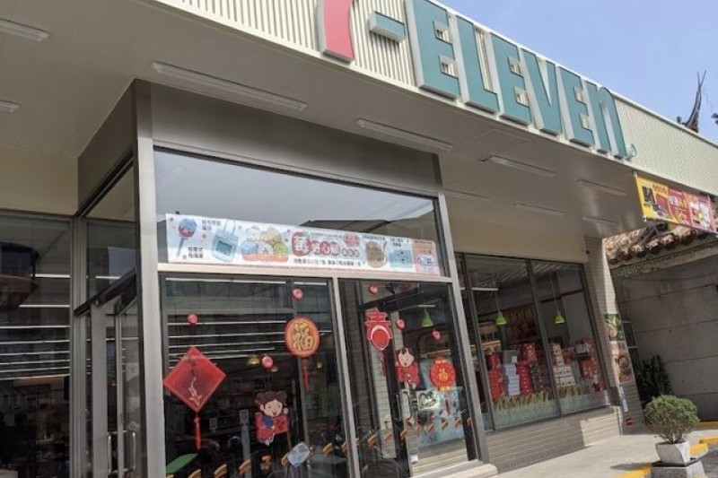 便利商店外「多一間玻璃屋」功能是啥？民眾抱怨麻煩「還要開兩次門」店員出面解答：不只防搶