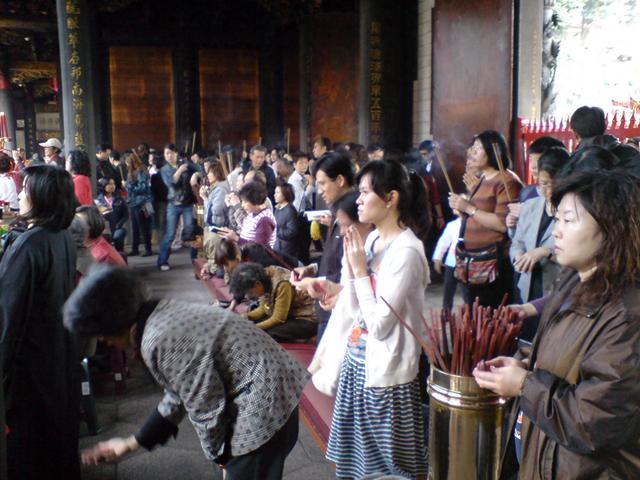 虔誠拜佛50年！好心幫住持「出錢又出力」　接連「換了三個寺廟後」領悟：再也不願給寺廟捐錢了