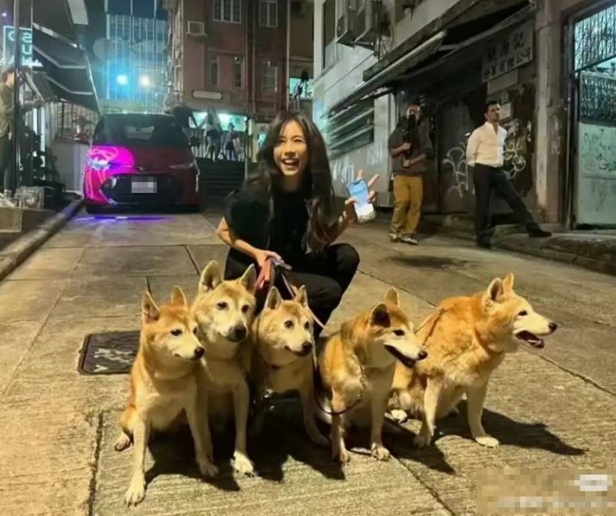 超辣正妹遛狗！轉過來竟是「55歲大咖歌后」路人驚呆　「一個舉動超親民」網狂讚：難怪零負評