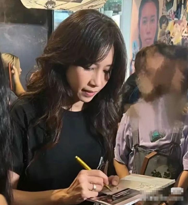 超辣正妹遛狗！轉過來竟是「55歲大咖歌后」路人驚呆　「一個舉動超親民」網狂讚：難怪零負評