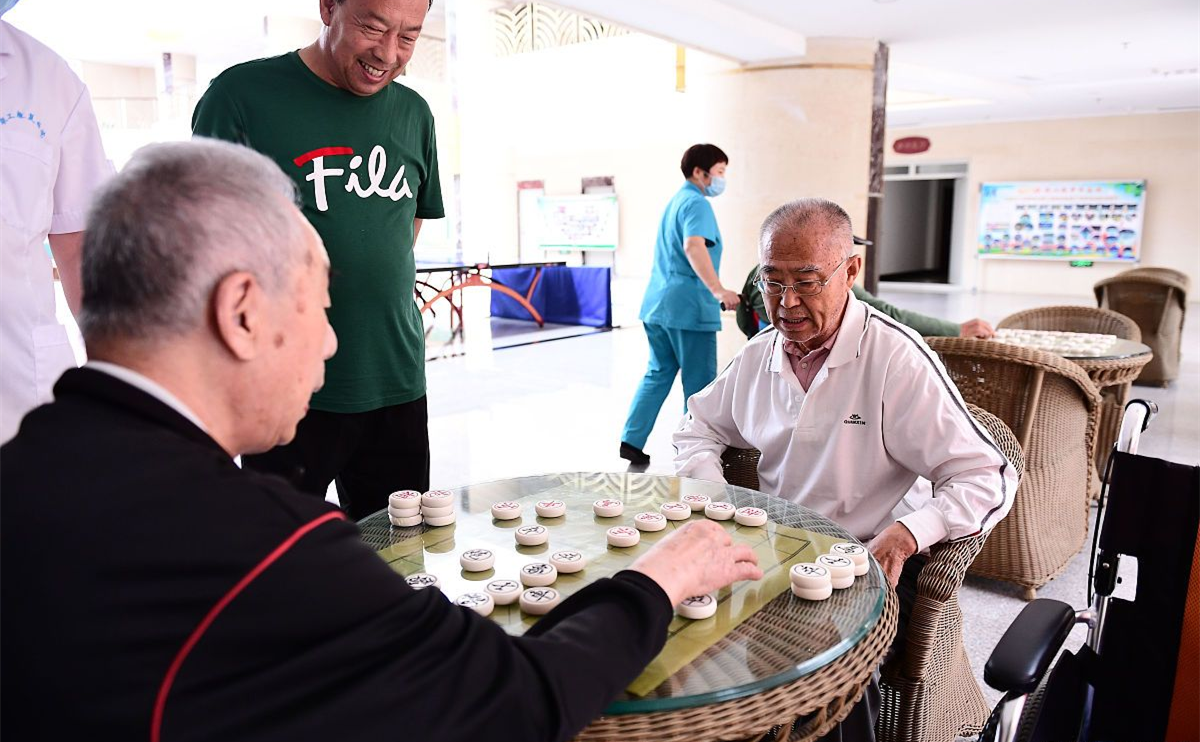 每月有退休金3萬！住院時「2個兒媳都搶著照顧我」很疑惑　直到大兒媳「低聲說了一句話」才知道：她們在算計