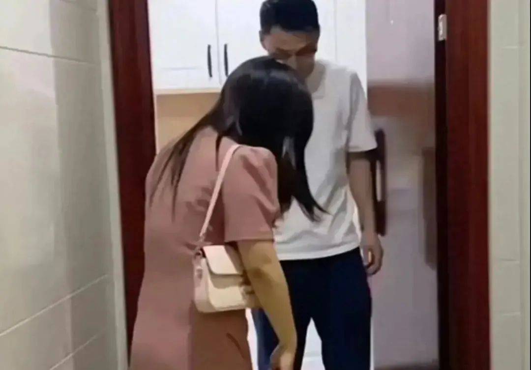 善良遇到感恩！男子救下落水男童「媽媽帶4.5萬登門致謝」他爽快收下　下秒「做出一意外舉動」全網爆紅