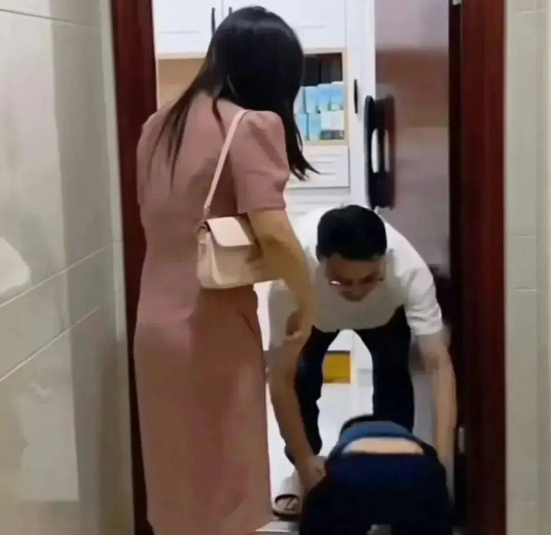 善良遇到感恩！男子救下落水男童「媽媽帶4.5萬登門致謝」他爽快收下　下秒「做出一意外舉動」全網爆紅