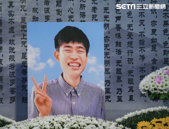 知名歌手驚傳過世！告別式「小壁虎逗留不走」母心碎：跟我告別...