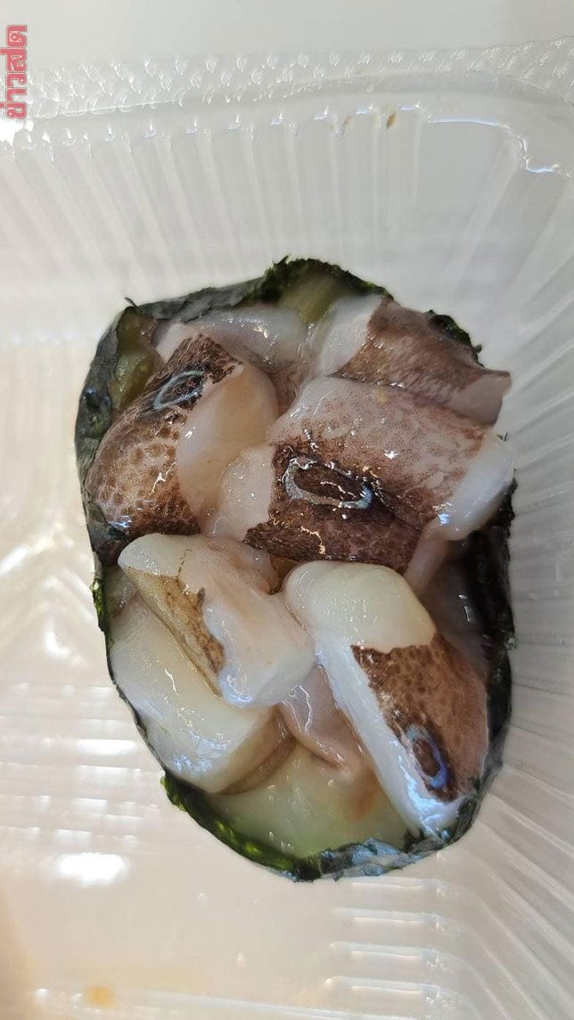外帶軍艦壽司...正要入口卻發現「章魚不對勁」！一問店家「對方秒退款」網一看也驚：吃了會升天