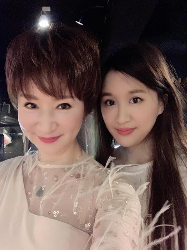 與方文琳是同事！資深女星「淡出演藝圈35年」勇奪選美4大獎　60歲現況「秀出絕美舞姿」：跟女兒似姐妹