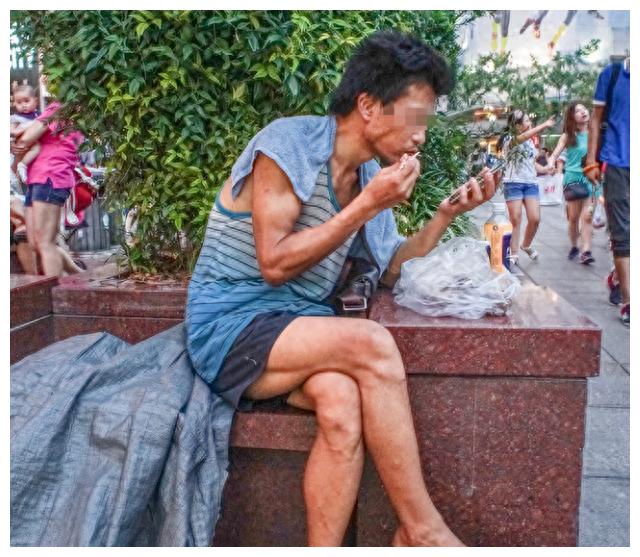 把丈夫當親子！58歲阿姨「嫁32歲流浪漢」每天伺候洗澡洗腳　3個月後「丈夫變心」她的反應令人震驚