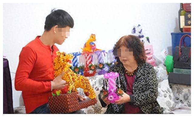 把丈夫當親子！58歲阿姨「嫁32歲流浪漢」每天伺候洗澡洗腳　3個月後「丈夫變心」她的反應令人震驚