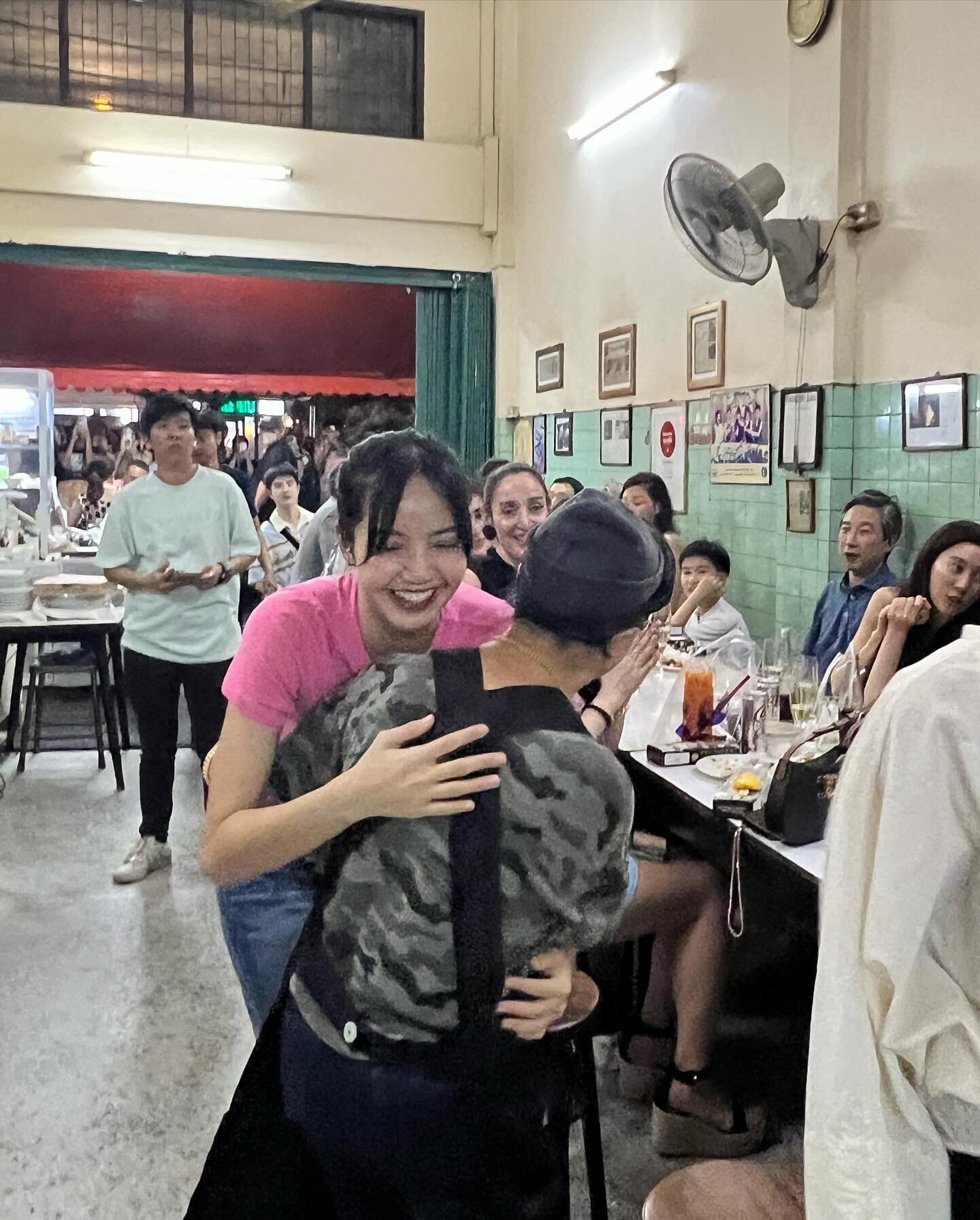 太幸運！曼谷街頭「巧遇高挑纖瘦正妹」顏值爆棚　靠近一看「竟是國際級巨星」朋友也超大咖