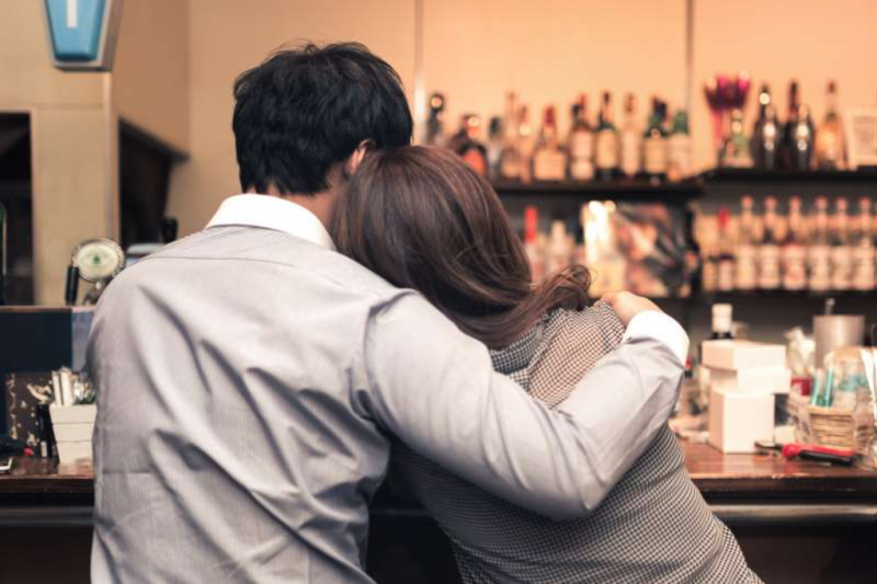 「家裡請新女傭」害13年夫妻情變！「她偷搜丈夫錢包」一打開嚇喊：完蛋了...