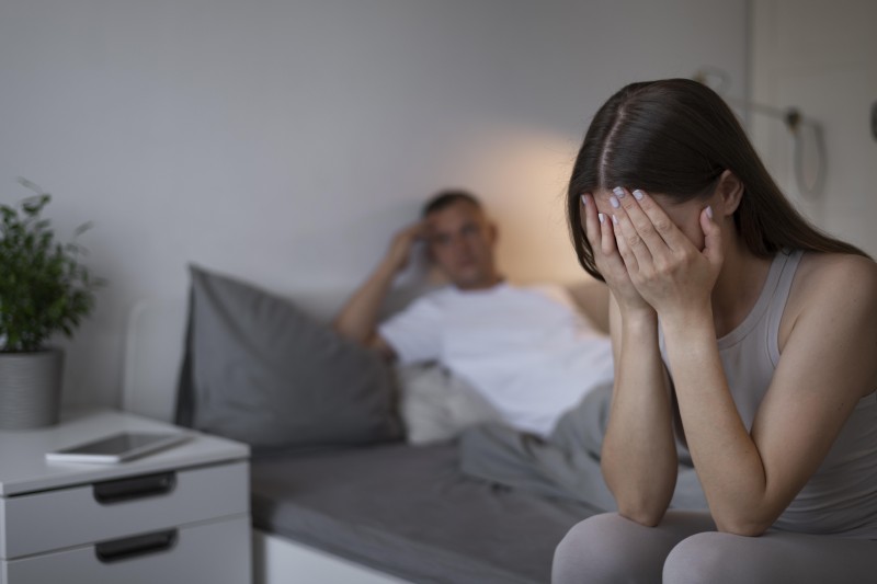 「家裡請新女傭」害13年夫妻情變！「她偷搜丈夫錢包」一打開嚇喊：完蛋了...