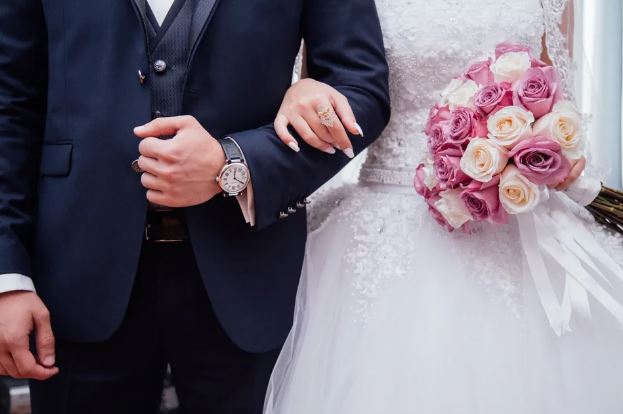 「家裡請新女傭」害13年夫妻情變！「她偷搜丈夫錢包」一打開嚇喊：完蛋了...