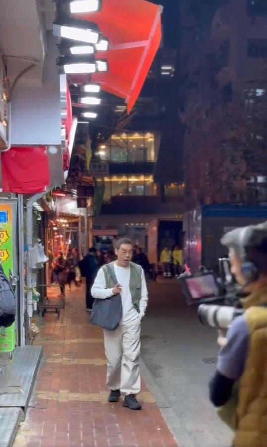 大咖影帝「現身菜市場被捕獲」全程零偽裝　拎布包「路邊仔細挑地瓜」網笑喊：普通市民