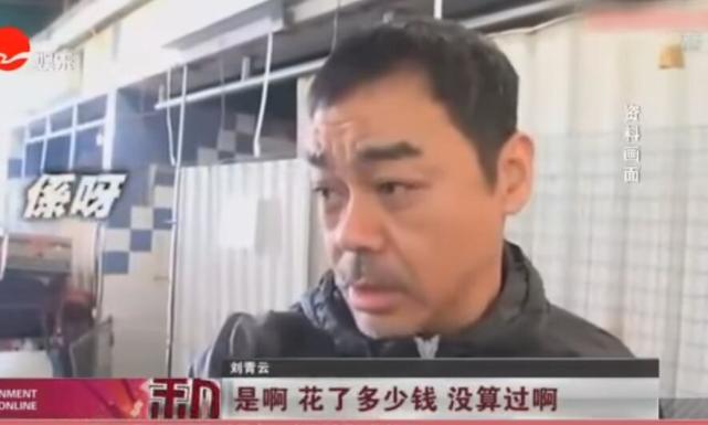 大咖影帝「現身菜市場被捕獲」全程零偽裝　拎布包「路邊仔細挑地瓜」網笑喊：普通市民