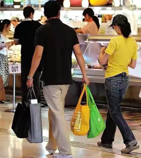 大咖影帝「現身菜市場被捕獲」全程零偽裝　拎布包「路邊仔細挑地瓜」網笑喊：普通市民